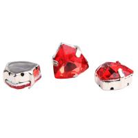 ТЦ004НН12 Хрустальные стразы в цапах треугольные (серебро) красный 12мм, 3шт/упак Astra&Craft