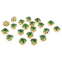 ЗЦ015НН66 Хрустальные стразы в цапах круглые (золото) зеленый 6*6мм, 20 шт/упак Astra&Craft
