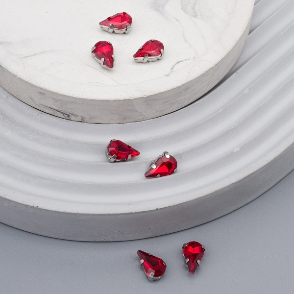 АЦ007НН610 Хрустальные стразы в цапах формы 'капля', красный, 6х10мм, 7шт