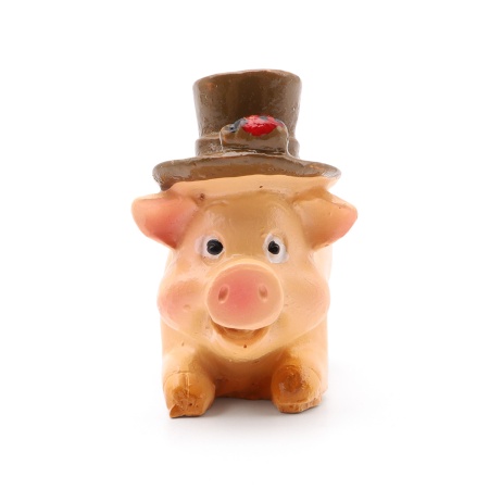 AS15-02, Миниатюра. Свинка в коричневой шляпе с монетой 3,6*3,2*2см